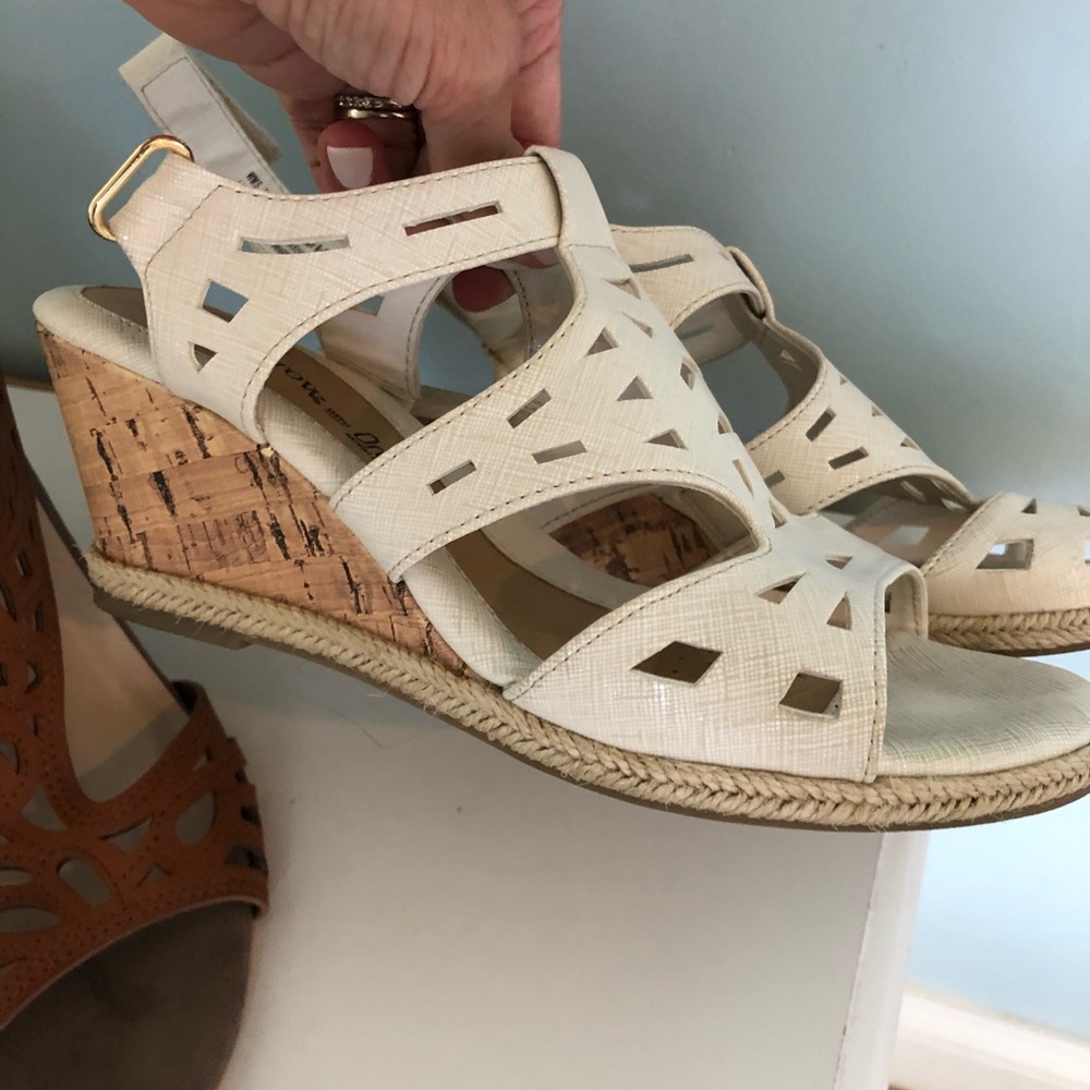7.5 women’s heal wedge summer sandal - Picture 5 of 7